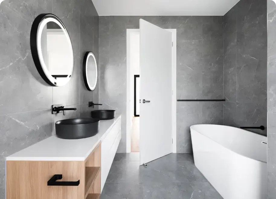 Siyah armatürlü, çift lavabolu modern banyo tasarımı
