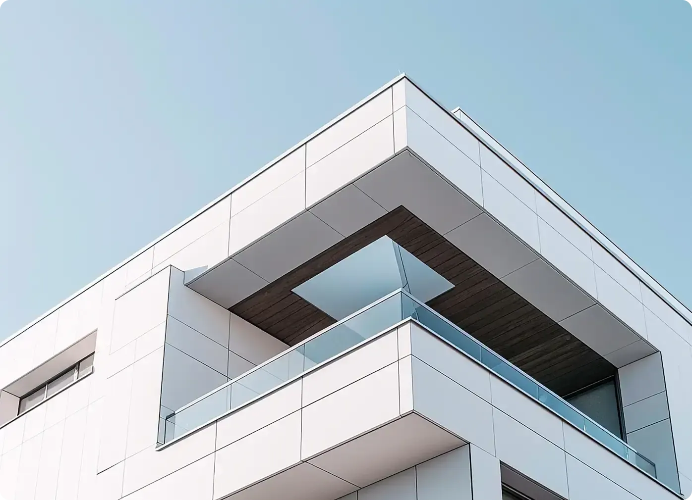 Beyaz kompozit kaplamalı modern binanın keskin köşe detayı