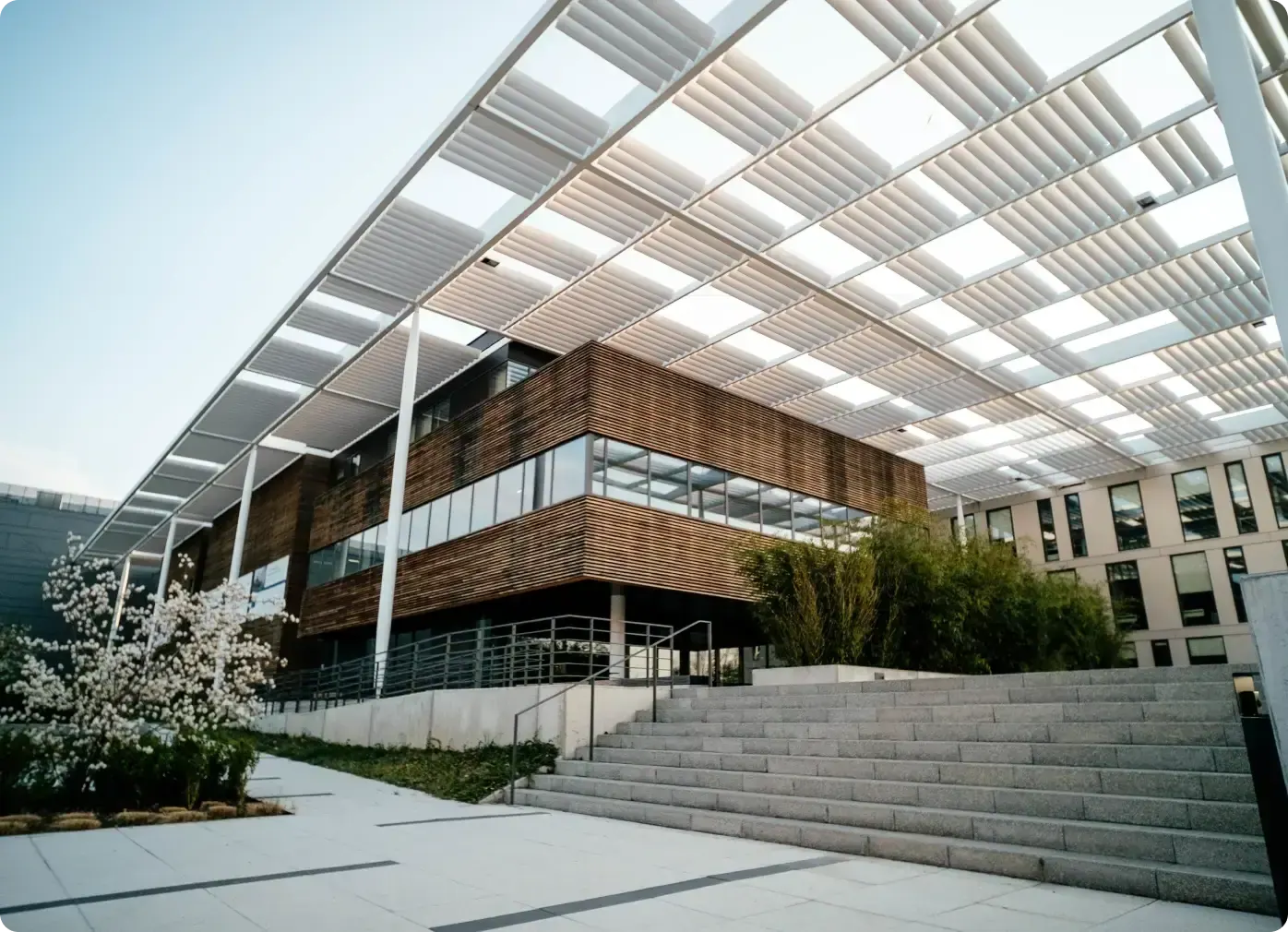 Ahşap lamel kaplamalı modern bina cephesi ve geniş saçaklı giriş