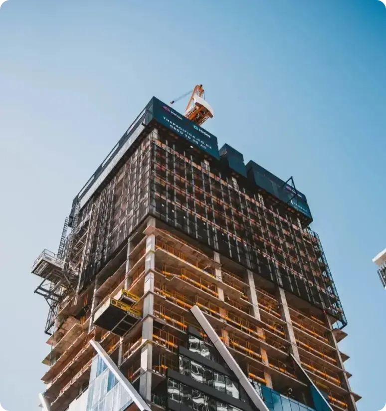 Alttan bakış açısıyla iskele kaplı yüksek yapı inşaatı